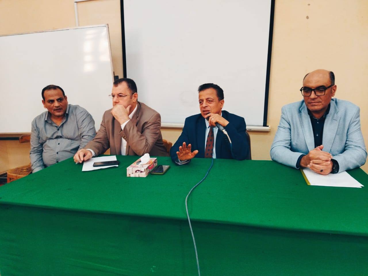 إجتماع السيد أ.د/ محمد علي وهدان عميـــد الكلية بمناسبة بدء امتحانات الفصل الدراسي الثاني