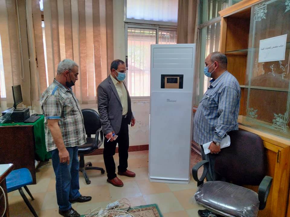 متابعه الأستاذ الدكتور صبحي شرف عميد الكليه لتركيب أجهزه التكييف بمكتبه الكليه وذلك في إطار التجديدات والتطوير الذي يتم بالكليه