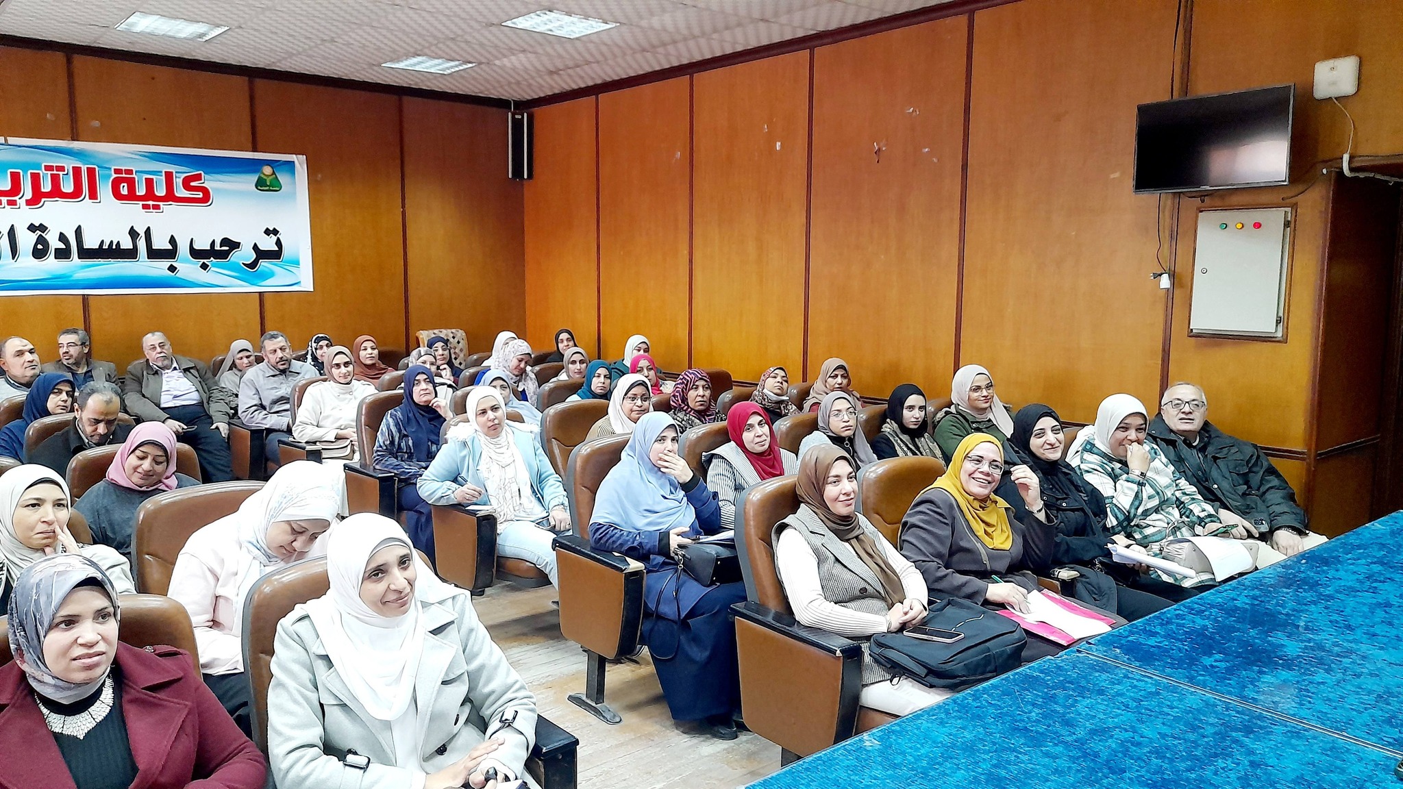 الاجتماع بالسادة رؤساء معايير الاعتماد البرامجي والمؤسسي و الجهاز الإداري بالكلية استعدادًا لزيارة الهيئة القومية لضمان جودة التعليم والاعتماد