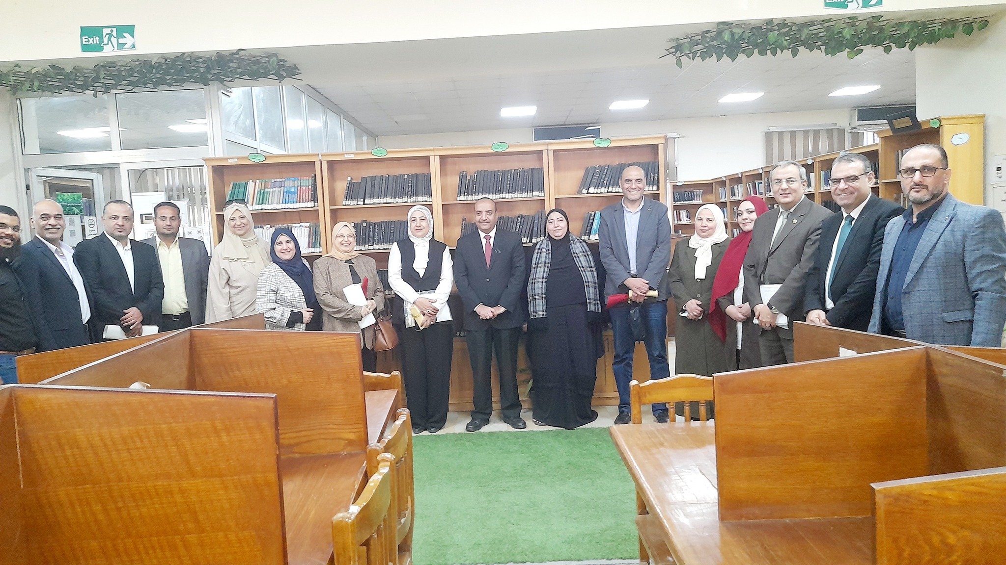 استقبال اللجنة لمشكلة لتقييم مكتبات كليات ومعاهد الجامعة .