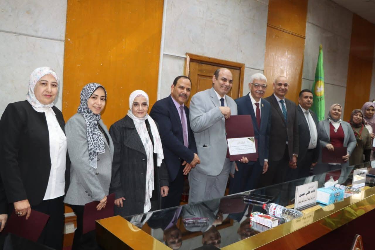 جامعة المنوفية تُكرم كوكبة من قيادات وفريق عمل كلية التربية