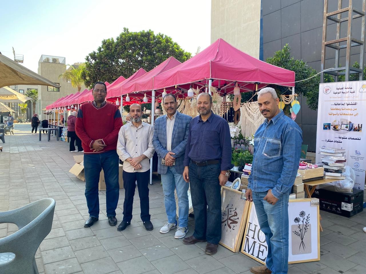 نائب رئيس الجامعة يتفقد الاستعدادات النهائية لمعرض النوعية التسويقي للمنتجات الفنية التراثية (الهاند ميد) بنادي city club...