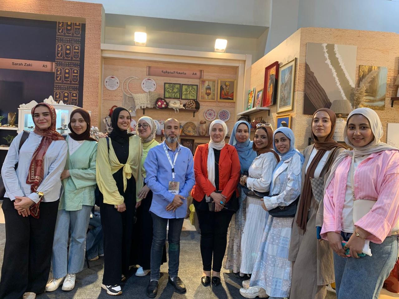 توافد العملاء على معروضات النوعية بمعرض تراثنا للحرف اليدوية...