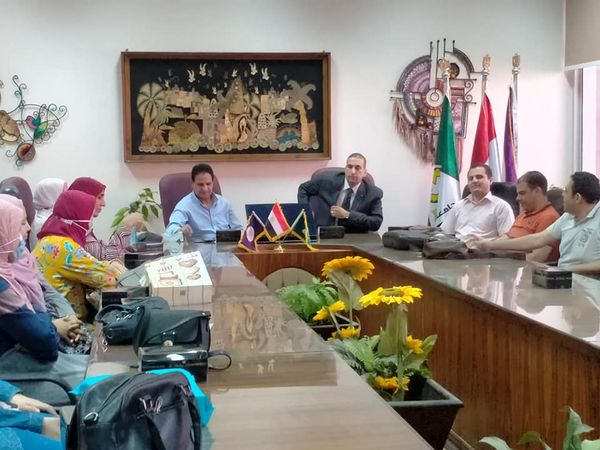 زيدان يكرم رئيس قسم تكنولوجيا التعليم السابق على مجهوداته...