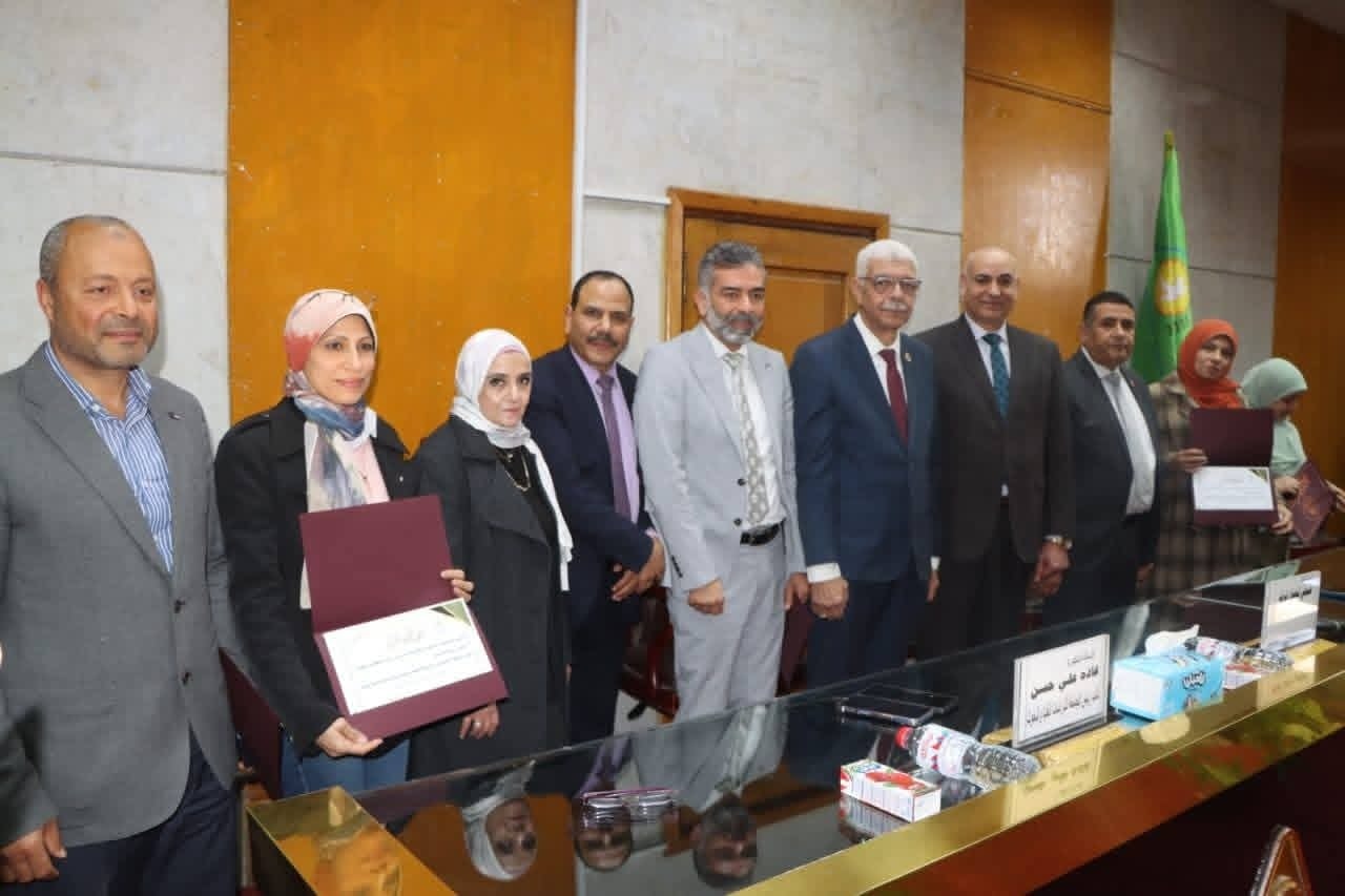 رئيس الجامعة يكرم النوعية عقب تتويج الجامعه بالمركز الثالث في مسابقة أفضل جامعة صديقة للبيئة...