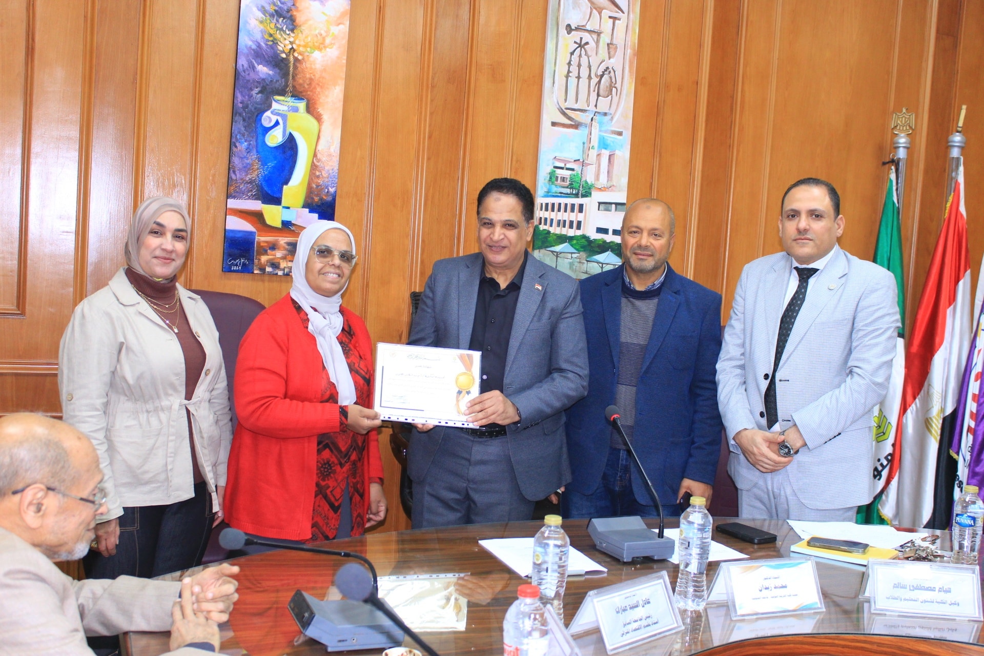 مجلس الكلية يكرم رؤساء الأقسام السابقين لجهودهم الكبيرة خلال توليهم رئاسة القسم