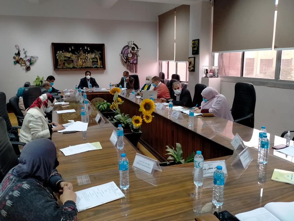 مجلس الكلية يعقد جلسته السابعة بالنوعية للعام الجامعى ٢٠٢٠ / ٢٠٢١...