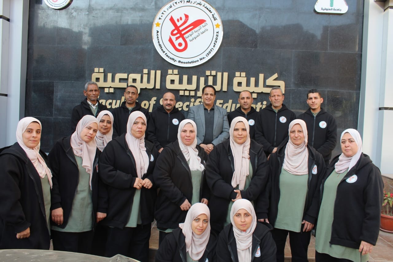 زيدان يلتقط الصور التذكارية مع العاملين بالنوعية خلال مراسم تسليم زي العمال في مبادرة للارتقاء بالبيئة المهنية. 