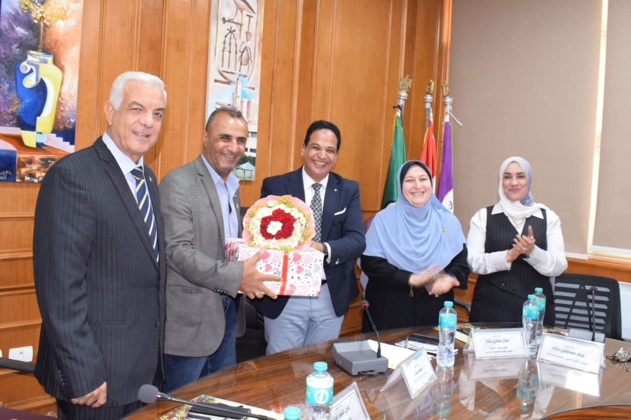 مجلس الكلية يعقد جلسته الأولى بالنوعية للعام الجامعى 2026/2025...