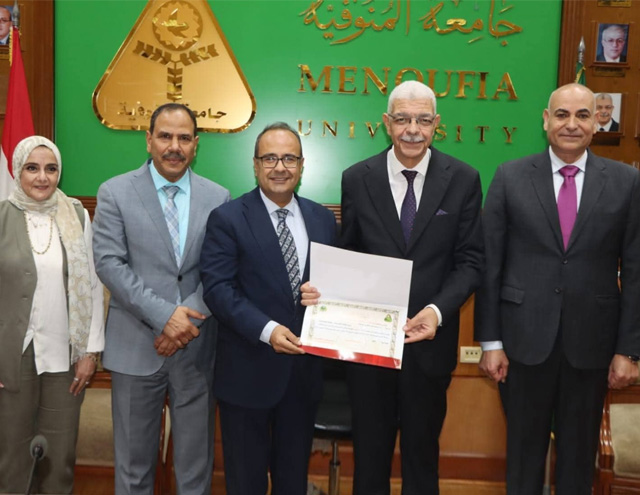 جامعة المنوفية تحتفي بالكليات المتفوقة في مسابقة التميز البيئي خلال اجتماعها الشهري
