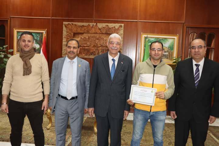 رئيس جامعة المنوفية يكرم منسقي الجائزة الداخلية للتميز الحكومي