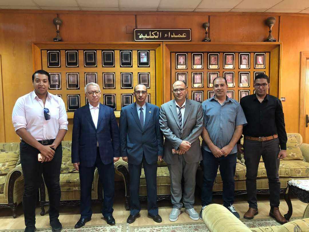 وفد من مركز بحوث الطاقة الجديدة والمتجددة بجامعة المنوفية يزور كلية الهندسة الإلكترونية