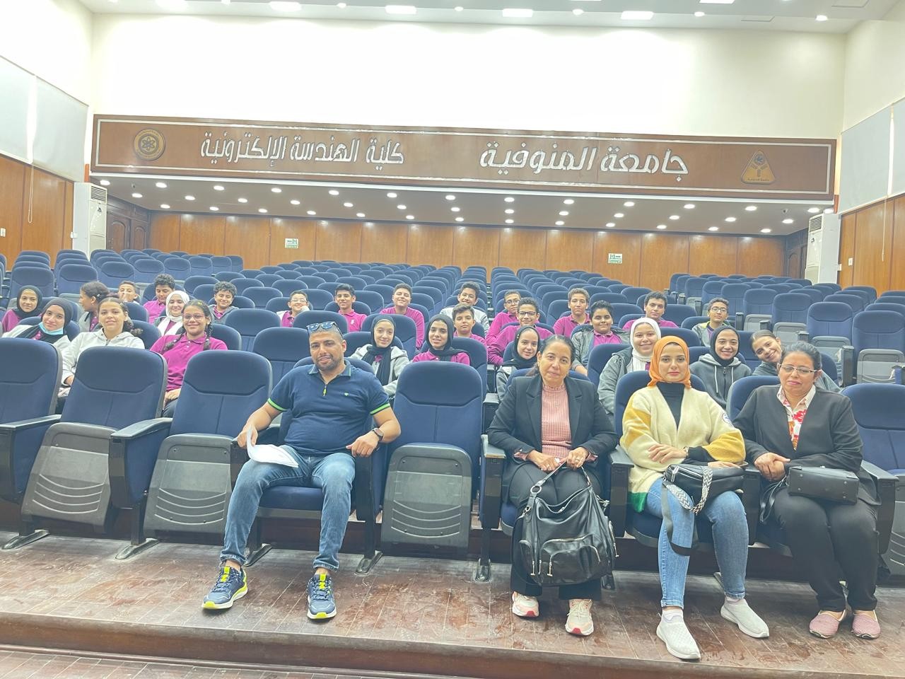 مدرسة الأسقفية الخاصة فى ضيافة كلية الهندسة الإلكترونية بمنوف تحت رعاية الأستاذ الدكتور أحمد فرج القاصد رئيس جامعة المنوفية، والأستاذ الدكتور صبحي شرف نائب رئيس الجامعة لشئون خدمة المجتمع وتنمية البيئة، والأستاذ الدكتور جمال محروس عطية ، عميد كلية الهندسة الإلكترونية بمنوف، والأستاذ الدكتور سعيد محمد عبدالعاطي وكيل الكلية لشئون خدمة المجتمع وتنمية البيئة،