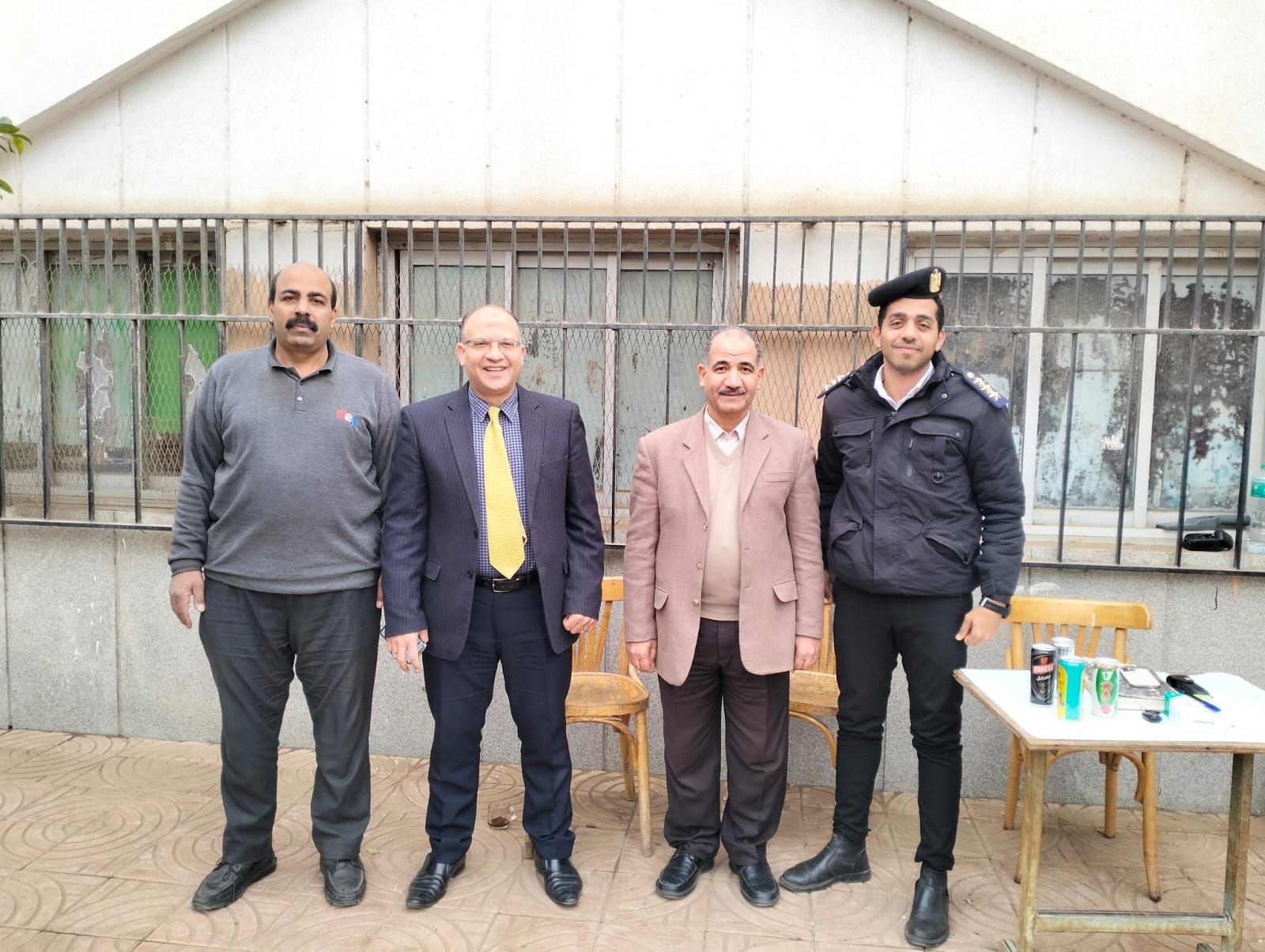 عميد هندسة منوف يهنئ قوة الشرطة المتواجدة خارج الحرم الجامعي