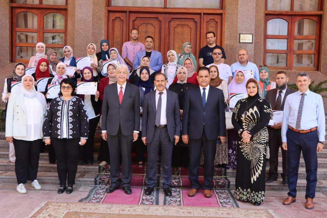 رئيس جامعة المنوفية يكرم منسقى جائزة مصر للتميز الحكومي
