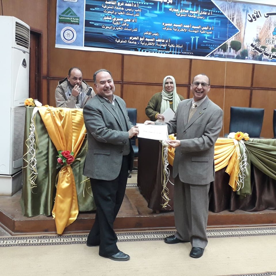 عميد هندسة منوف يكرم العاملين 