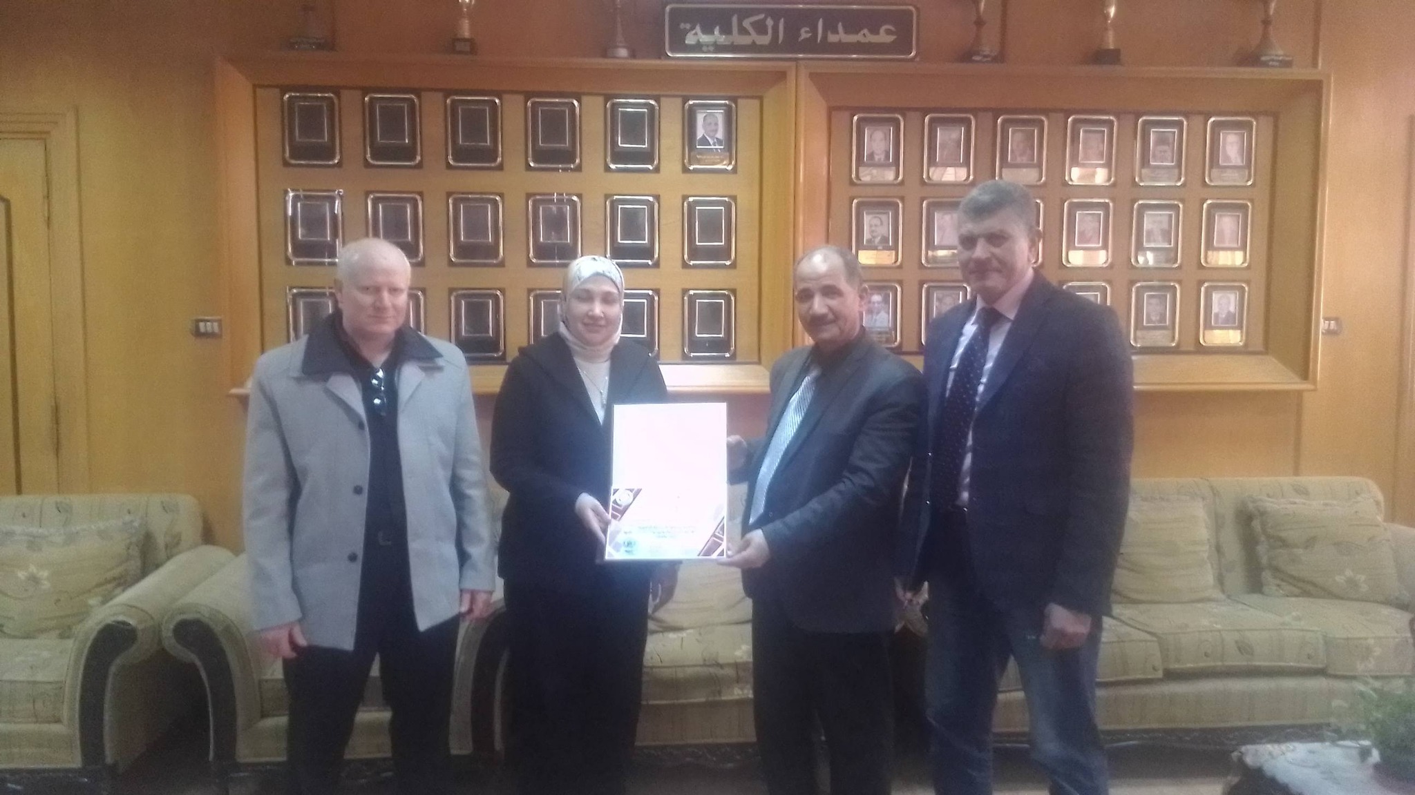 تكريم الدكتوره/ايمان احمد صادق باداره المعامل 