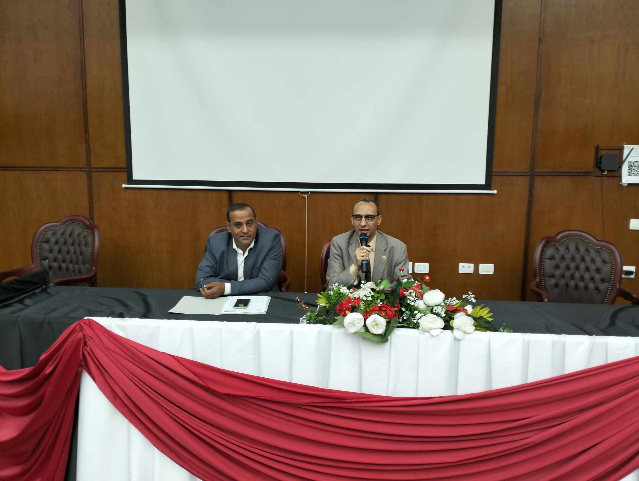 اجتماع عميد الكلية بالجهاز الإداري بالكلية