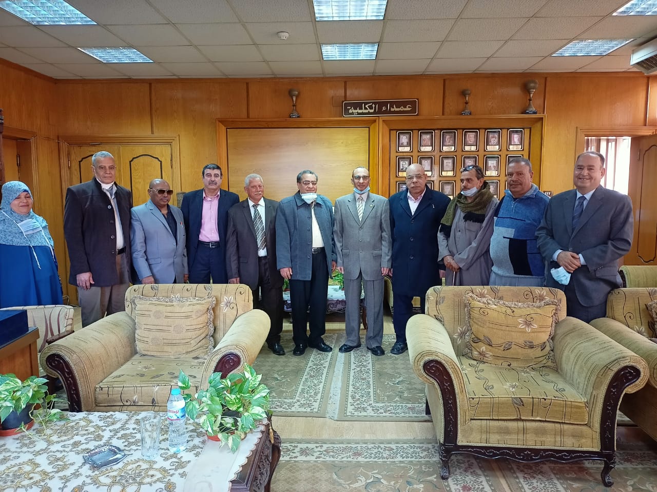 عميد هندسة منوف يكرم مجموعة من الموظفين