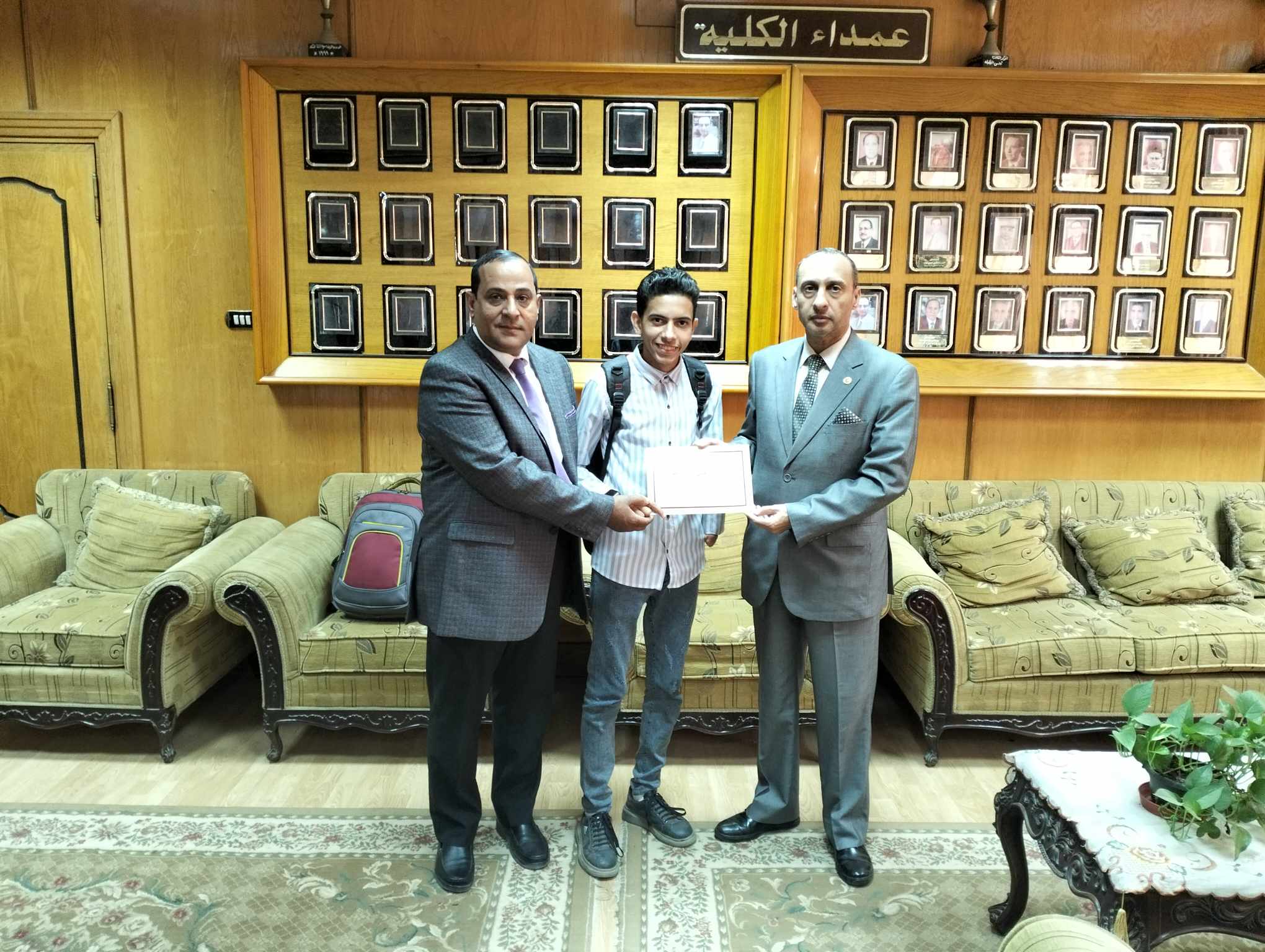 عميد هندسة منوف الإلكترونية يكرم الطالب مؤمن خضر لحصوله علي جائزة تشجيعية