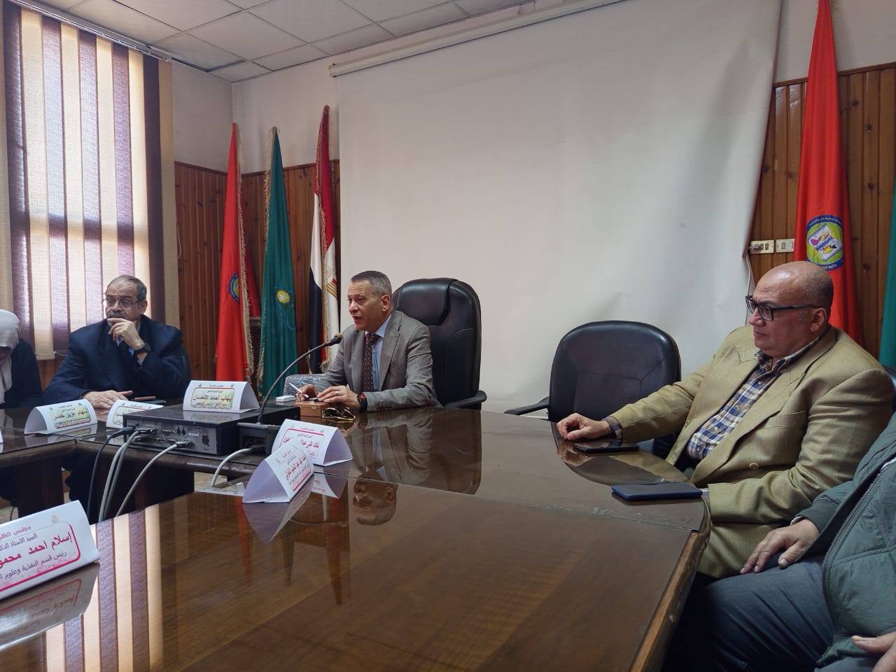 عميد الكلية يعقد اجتماعاً مع فريق الجودة لمتابعة خطط التطوير وتجديد الاعتماد