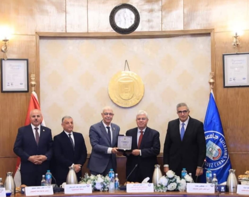 عميد الإقتصاد المنزلى يهنئ رئيس جامعة المنوفية لحصولها على المركز الثالث في مسابقة أفضل جامعة صديقة للبيئة