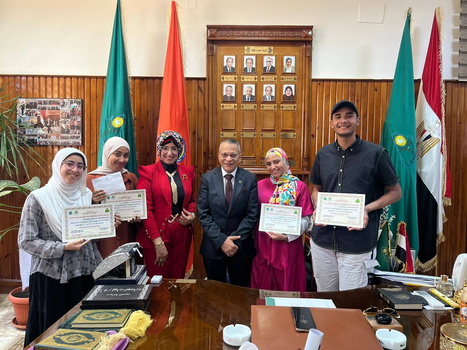 من قاعات التدريب إلى منصات التتويج.. عميد الكلية يكرّم أبناءه المبدعين في مبادرة سفراء التنمية المستدامة