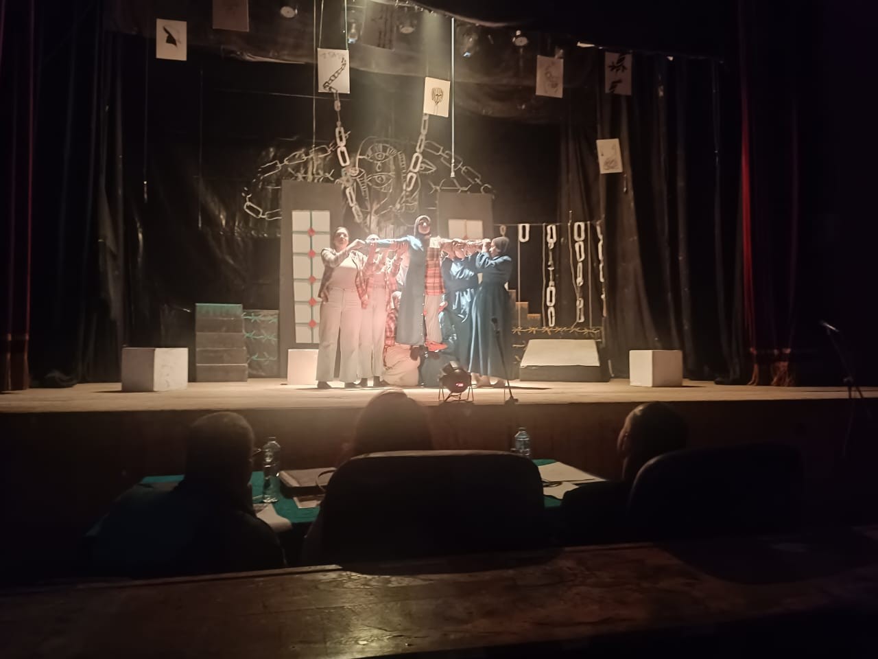 "بنات أفكاري".. اقتصاد منزلي يرسم الحلم على خشبة المسرح