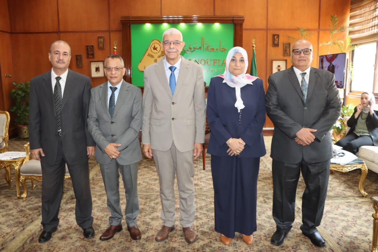 وكلاء ورئيس قسم الملابس والنسيج بكلية الاقتصاد المنزلي يشيدون بثقة رئيس جامعة المنوفية ويعاهدونه على مواصلة الإنجاز