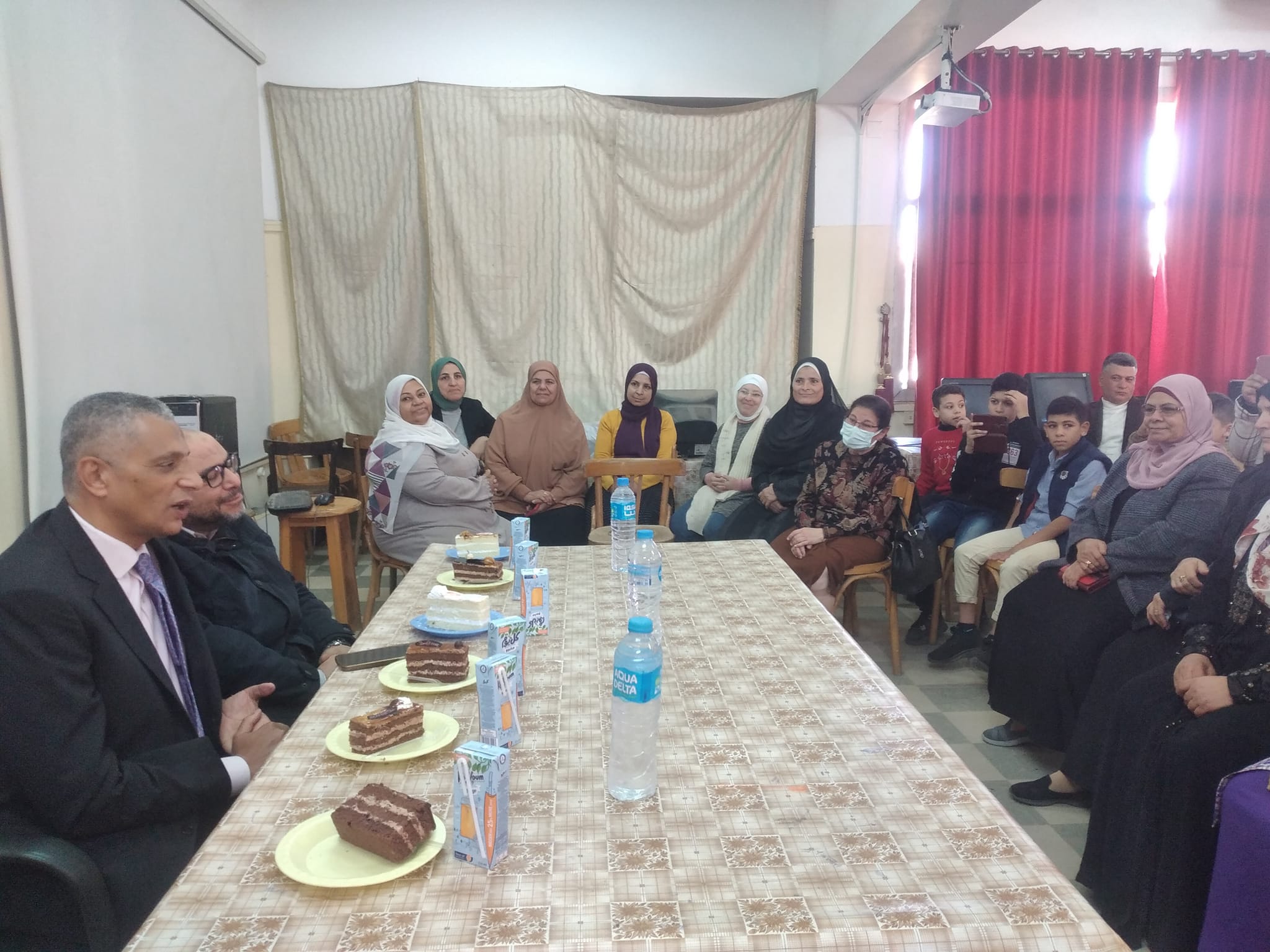 تكريم السيدة / نظله عبدالفتاح عبد الحميد والسيدة / صفاء سعد محمد سليمان بادارة المعامل بالكلية لبلوغ سيادتهم سن المعاش مع أطيب التمنيات لهم بدوام الصحة والعافية 