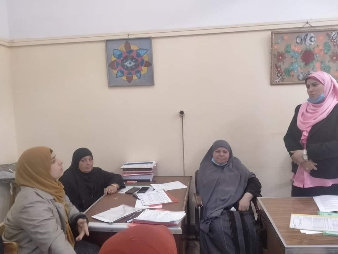 A symposium entitled (career success and overcoming work pressures) for the employees of the Graduate Studies and Cultural Relations Sector at the College today, Wednesday, 12/8/2021