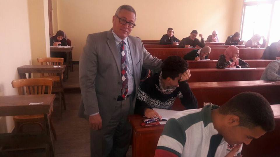  وكيل الكلية للدراسات العليا يتفقد لجان امتحانات الشعبة