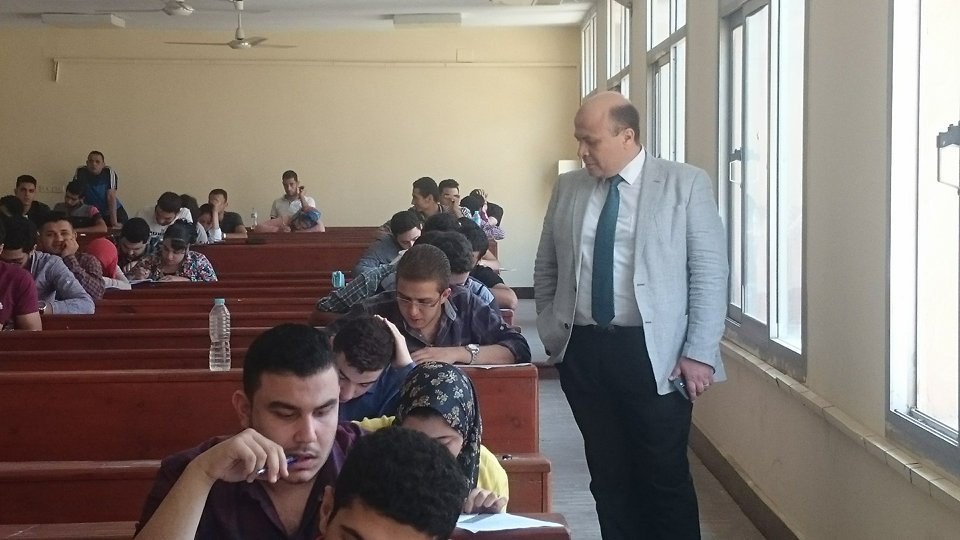  أ.د / سامى عبد الكريم بتفقد لجان امتحانات شعبة اللغة الانجليزية