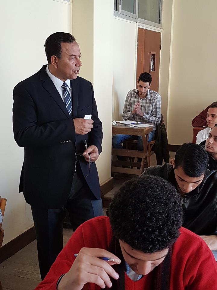  رئيس الجامعة يتفقد لجان امتحانات شعبة اللغة