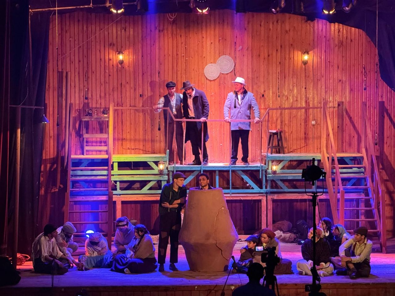 خالص التهنئة والتقدير لفريق المسرح بالكلية بمناسبة فوزه المستحق بالمركز الأول في مهرجان المسرح الجامعي. وذلك عن مسرحية (الجرة) للكاتب الايطالى 