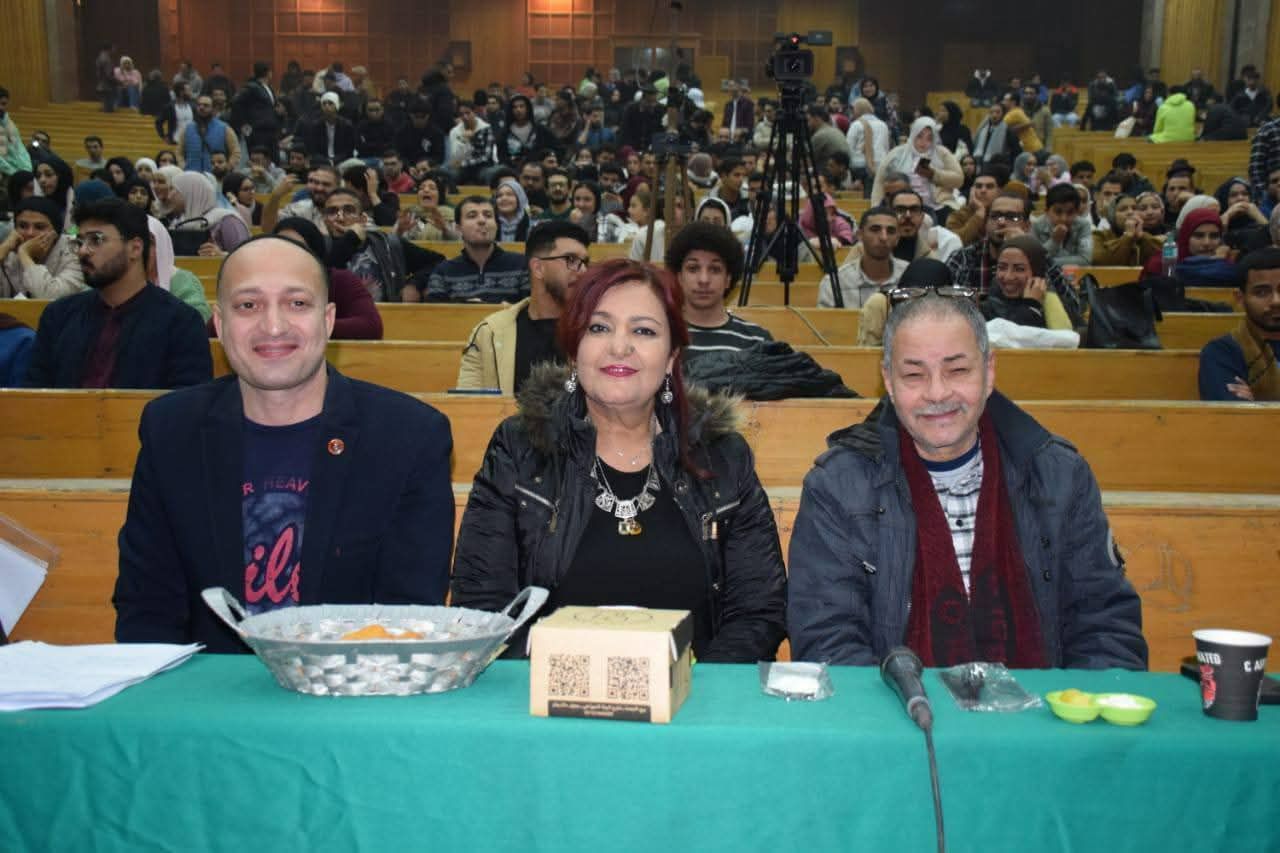 الص التهنئة والتقدير لفريق المسرح بالكلية بمناسبة فوزه المستحق بالمركز الأول في مهرجان المسرح الجامعي