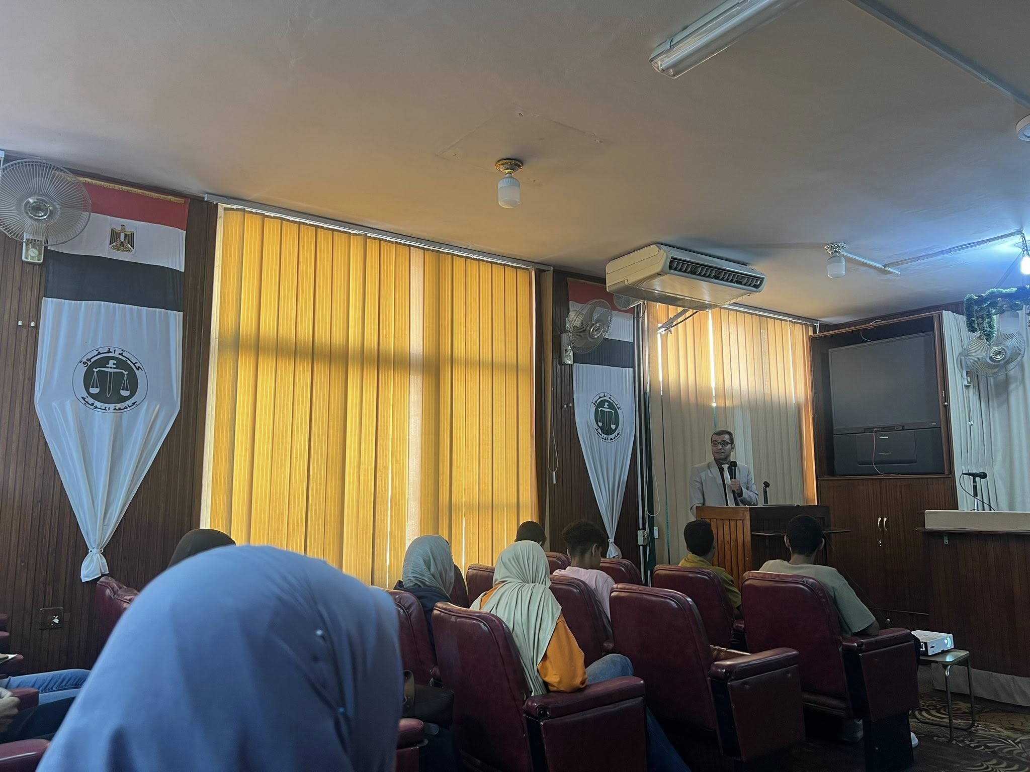 في إطار أنشطة وحدة الجودة بكلية الحقوق، انعقدت امس ندوة علمية بعنوان: “دور الهيئة الوطنية للانتخابات في الإشراف والرقابة على انتخابات مجلس النواب”