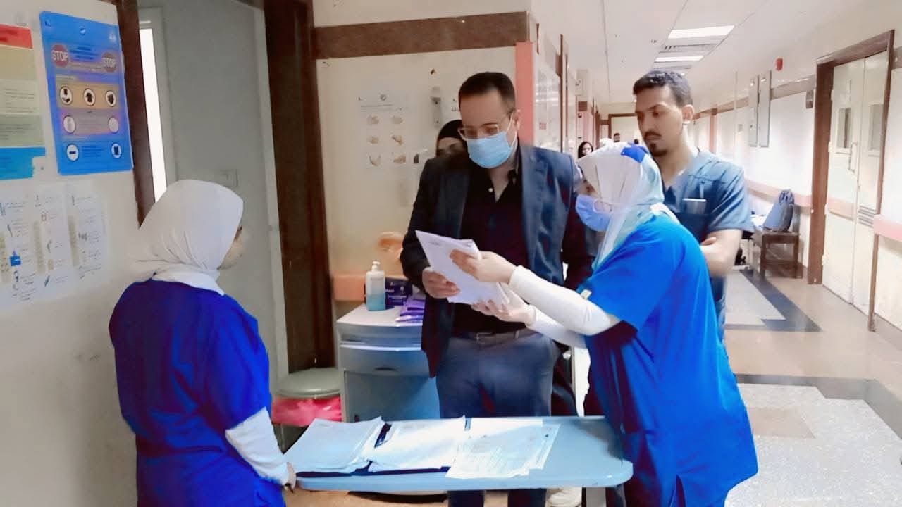 تزامناً مع عيد الثورة.. عميد معهد الكبد القومي يتفقد مرضى زراعة الكبد ويجري جراحة مفصلية