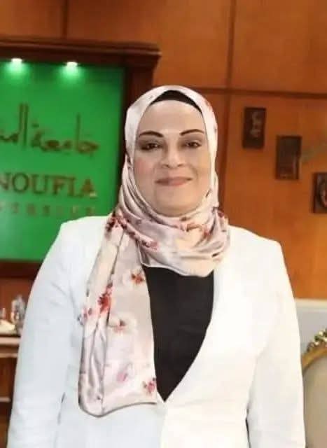 الدكتور حجازي يهنئ الاستاذة سعاد بيومي بتكليفها أميناً عاماً للجامعة