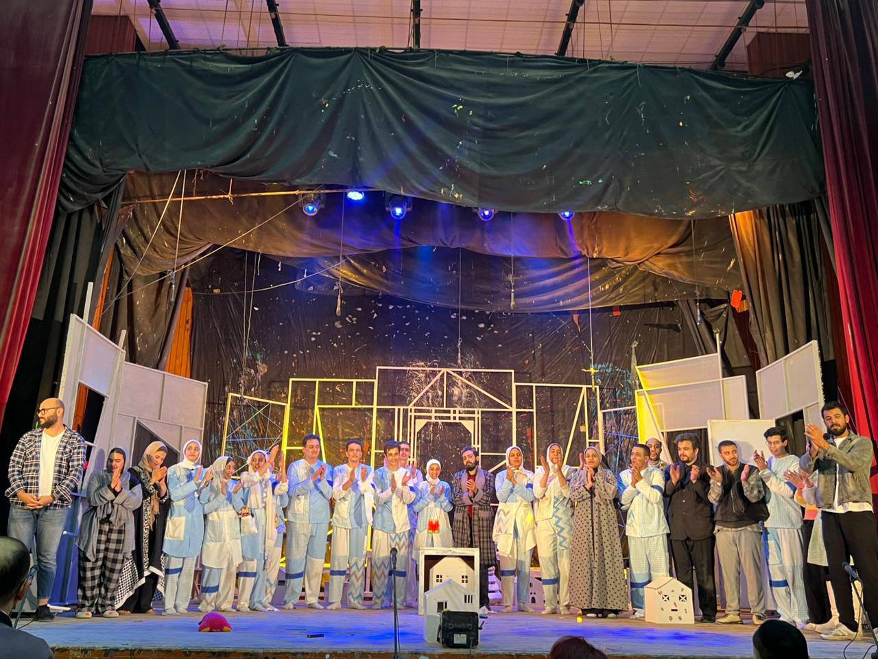 يزهو البرنامج المتميز فرحًا وفخرًا بتهنئه فريق مسرح تياترو طب ونجومه اللامعين