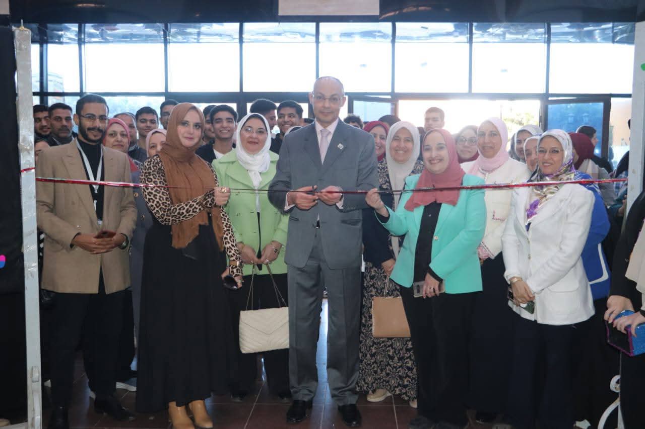 عميد الكلية يفتتح اليوم العلمي لطلاب الفرقة الاولي و يتفقد المعرض الطلابي