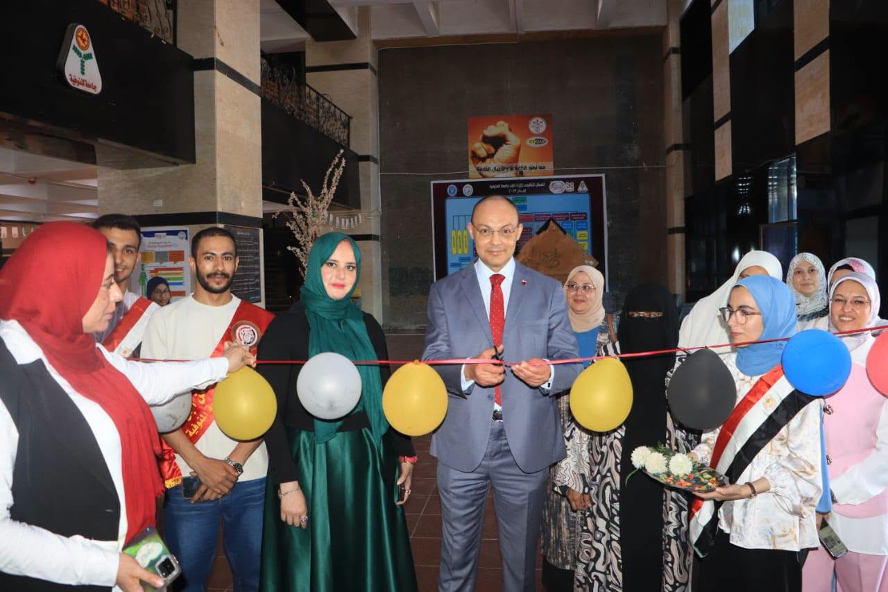 عميـد الكليـة يفتتـح معـرض الأنشطـة الطلابيـة بقسـم الصحـة العامـة وطـب المجتمـع