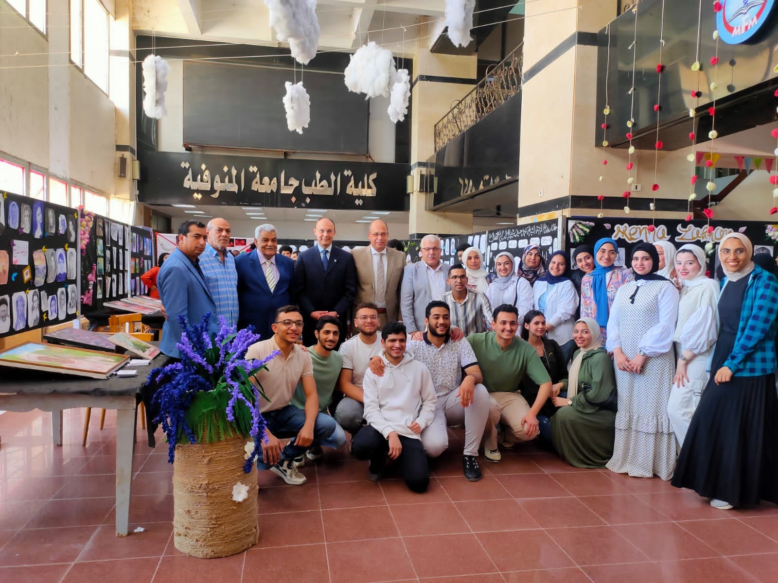 عميـد الكليـة يفتتـح فعاليات المعـرض الفنـي الثقافي بطـب المنوفيـة