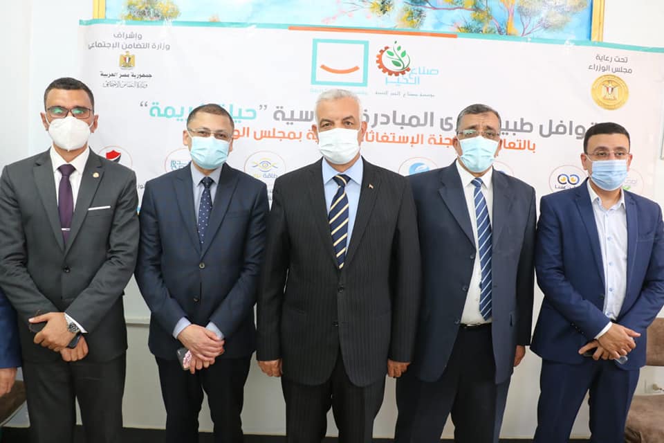 مبارك يتفقد فعاليات القافلة الطبية لجامعة المنوفية ومؤسسة صناع الخير إلى قرية دمليج