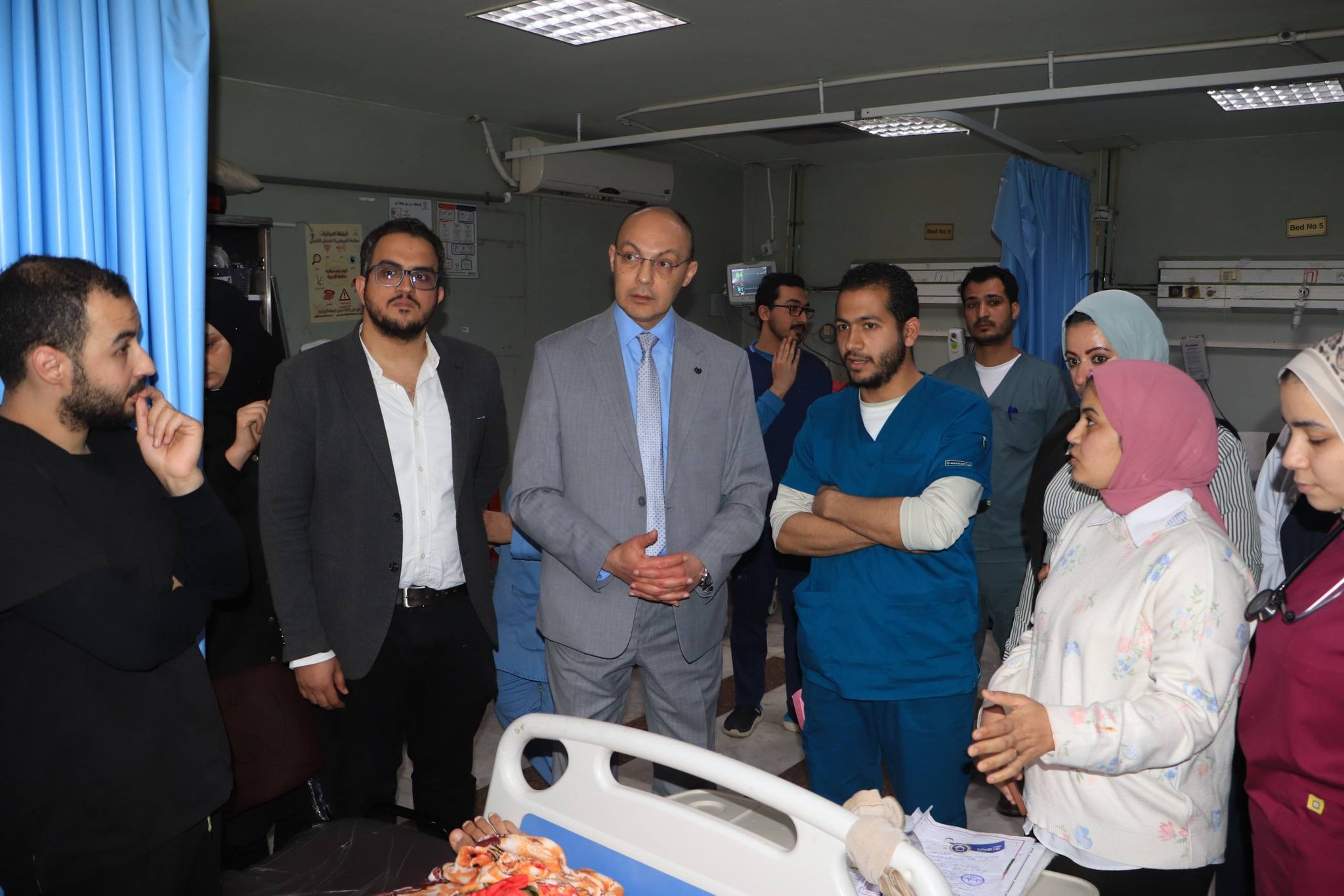 رئيس مجلس إدارة المستشفيات الجامعية يواصل متابعة الخدمات الطبية داخل الرعايات المركزة ويتفقد الحالات الطبية