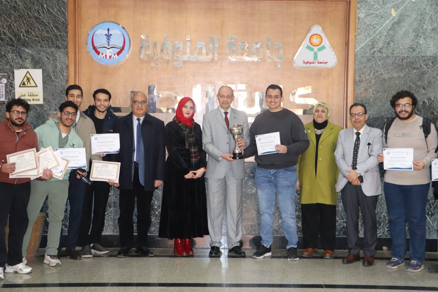 عميد كلية الطب يهنئ فريق تياترو طب لتصعيده للمنافسات النهائية بمهرجان إبداع 14 لشباب الجامعات