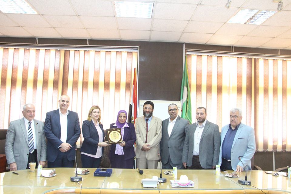 تكريـم الدكتـورة صفـاء عبـد الظاهـر مؤسـس وحـدة التـدريـب و التعليـم الطبـي المستمـر بالمستشفيـات الجامعيـة