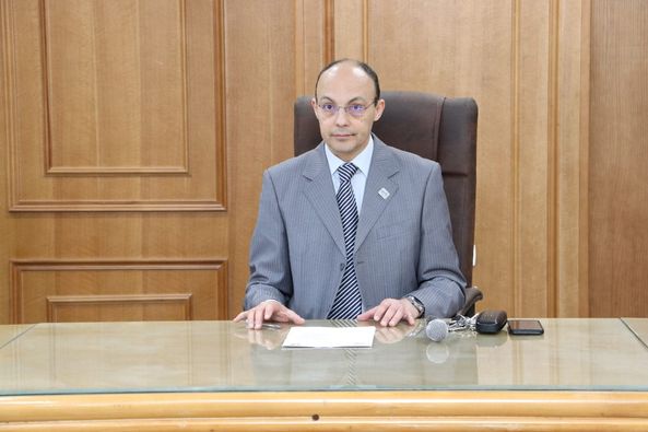 عميـد الكليـة يعقـد إجتمـاع لجنـة المختبـرات و الأجهـزة العلميـة بالكليـة