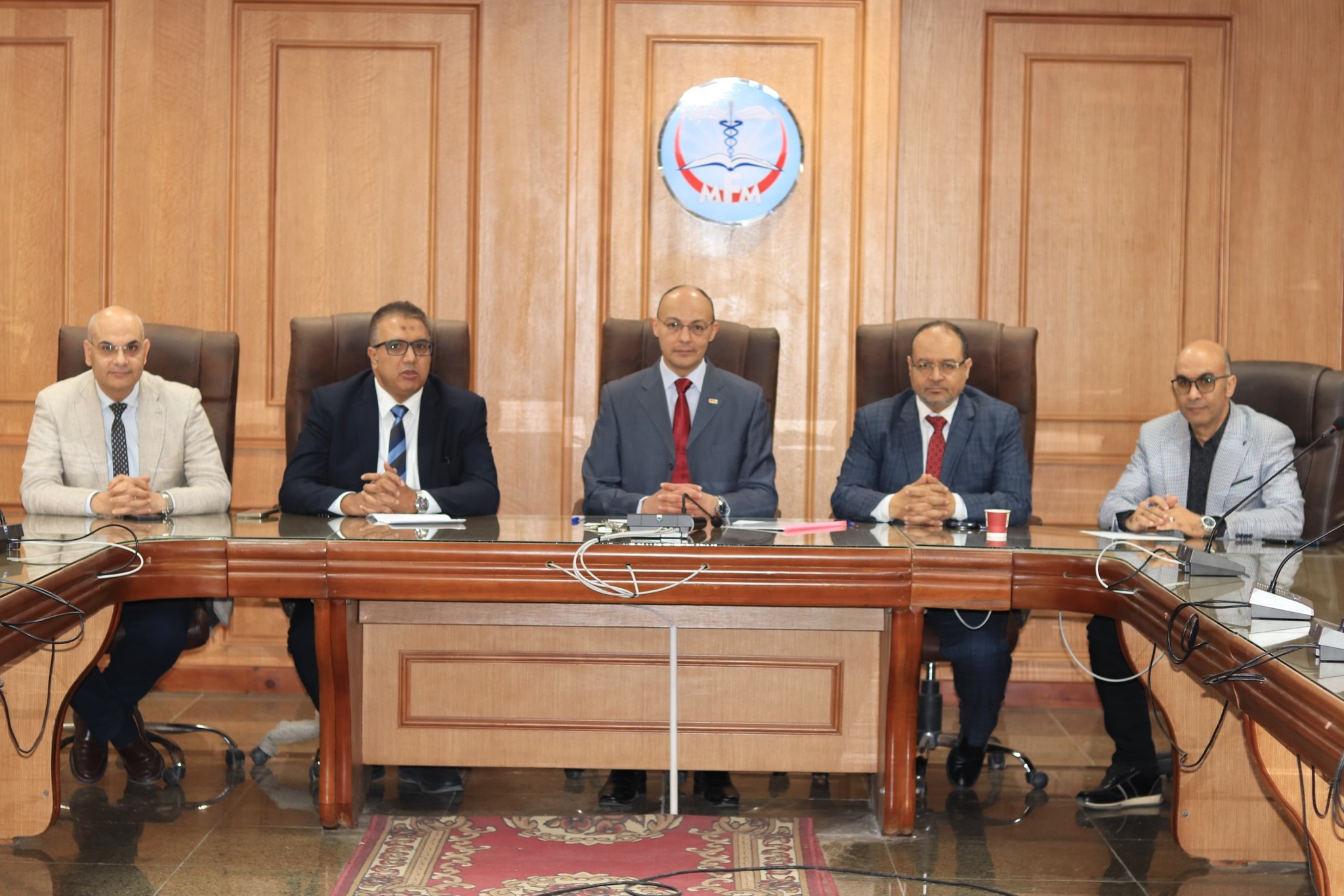 رئيس مجلس إدارة المستشفيات الجامعية يجتمع بمديري المستشفيات لبحث تطوير العمل المؤسسي ومتابعة تصميم مستشفيات الجراحة والباطنة التخصصية الجديدة