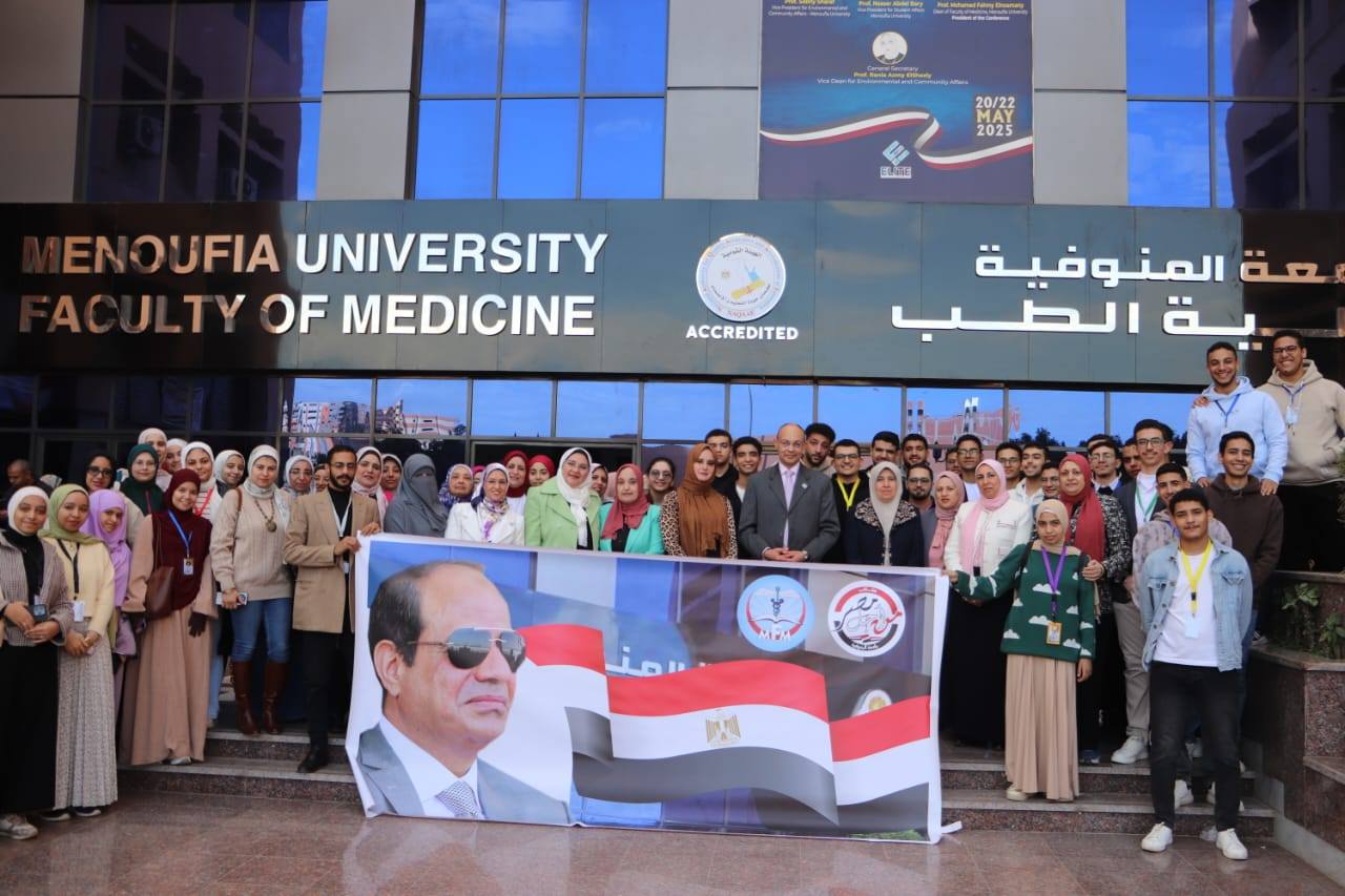 عميد الكلية يفتتح اليوم العلمى لطلاب الفرقة الأولى (الدفعة ٤٥) ويتفقد المعرض الطلابى